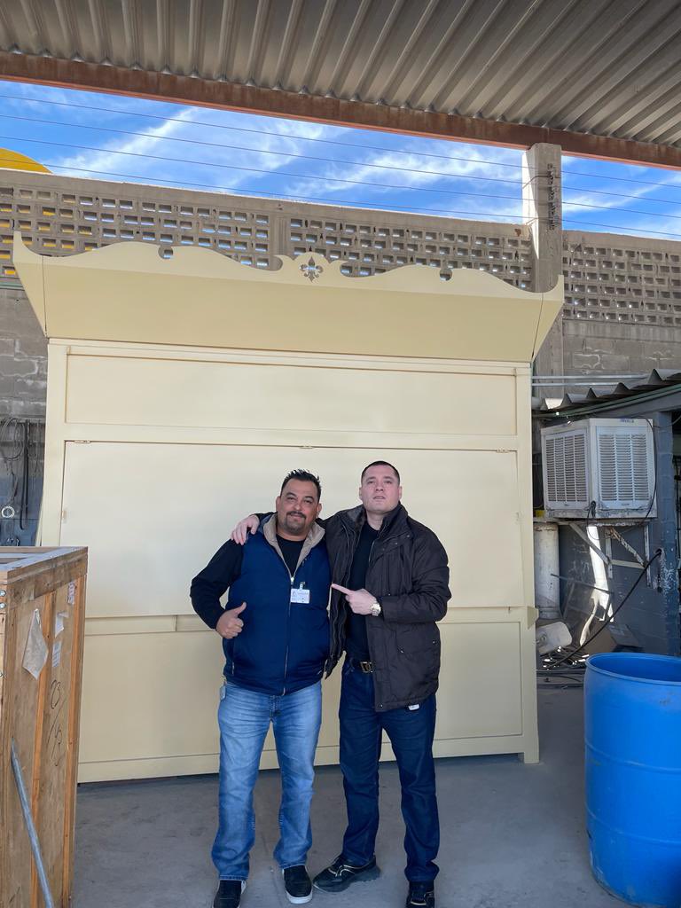 MauriceCollier's tweet image. Un día lo corrieron de un estacionamiento por vender burritos y le prometí regalarle un quiosco.

Hoy esta @ cumplió. 
Entregado el quiosquito a compa Esteban para batear hermoso en la nueva plaza de la Torre Eiffel.

A seguir tirando chingazos!
Su compa Mocho Collier 🫡