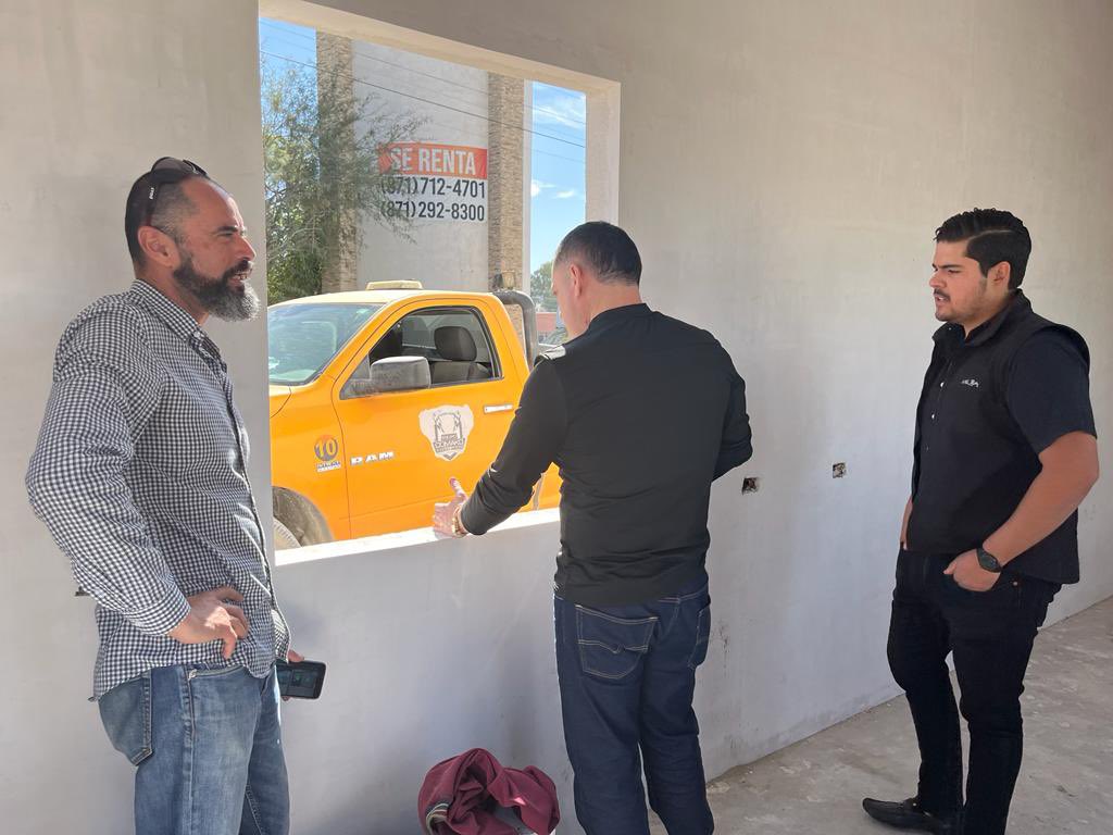 MauriceCollier's tweet image. Un día lo corrieron de un estacionamiento por vender burritos y le prometí regalarle un quiosco.

Hoy esta @ cumplió. 
Entregado el quiosquito a compa Esteban para batear hermoso en la nueva plaza de la Torre Eiffel.

A seguir tirando chingazos!
Su compa Mocho Collier 🫡