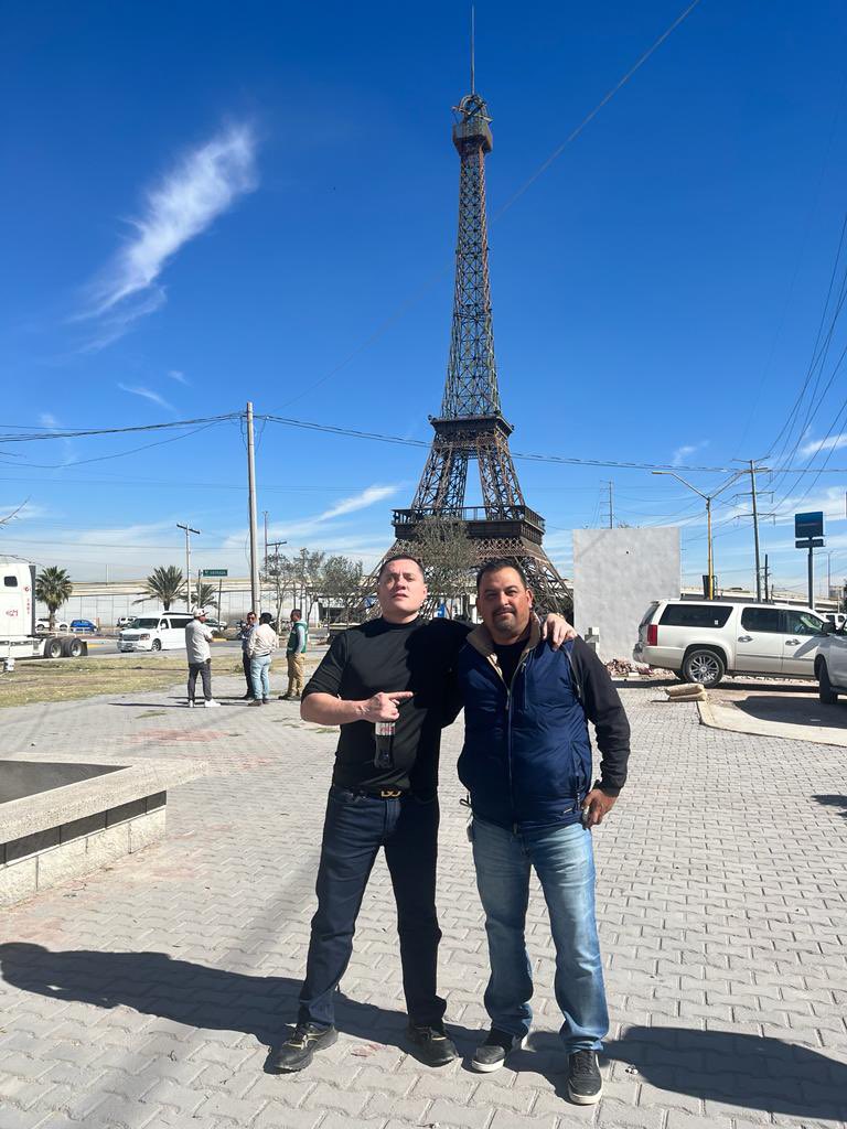 MauriceCollier's tweet image. Un día lo corrieron de un estacionamiento por vender burritos y le prometí regalarle un quiosco.

Hoy esta @ cumplió. 
Entregado el quiosquito a compa Esteban para batear hermoso en la nueva plaza de la Torre Eiffel.

A seguir tirando chingazos!
Su compa Mocho Collier 🫡