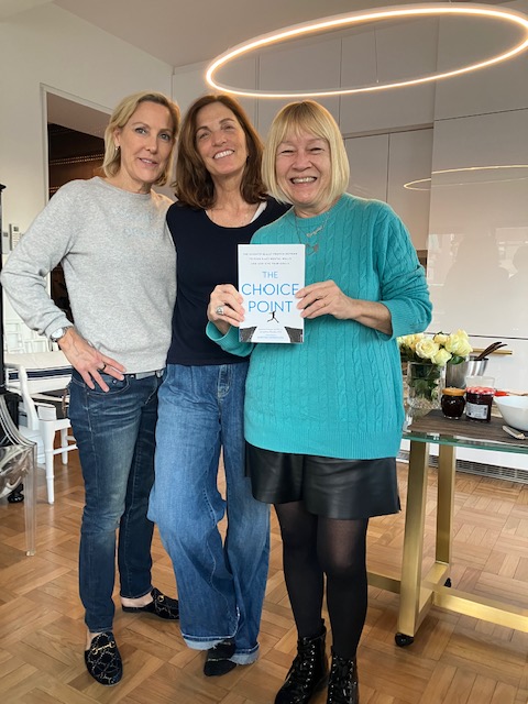 cindygallop's tweet photo. We love a spontaneous neighborly invitation to Sunday brunch that's just 4 blocks away - thanks Julie Thompson 😍 So great to see @kathrinlausch and to meet Joanna Grover and be gifted a copy of her book with @RhodesPsych, #TheChoicePoint - buy it here: https://t.co/dlQ27lmYLE https://t.co/HuaO5L04MJ