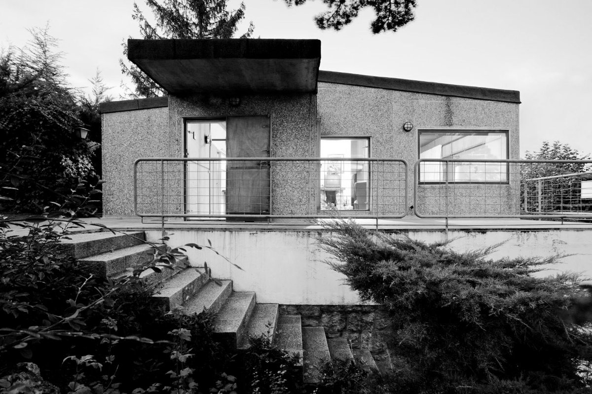 TRES60Blog's tweet photo. Casa Varela en urbanización Serranía de la Paloma, Collado-Mediano, Madrid. Proyectada entre 1964 y 1967 por Alejandro de la Sota Martínez y construida en 1968 por encargo de José Varela Villar.
#CasaVarela #AlejandrodelaSota #LaFormaModerna #arquitectura https://t.co/k15wf6UXE1