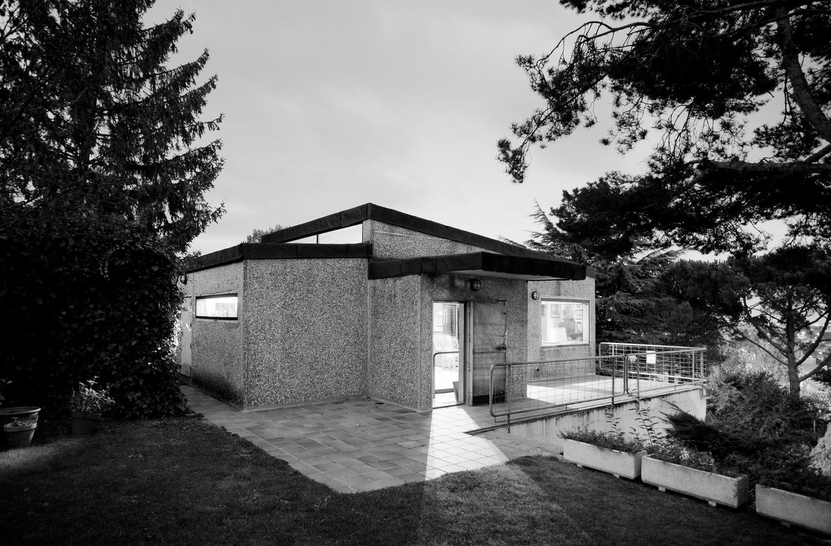TRES60Blog's tweet photo. Casa Varela en urbanización Serranía de la Paloma, Collado-Mediano, Madrid. Proyectada entre 1964 y 1967 por Alejandro de la Sota Martínez y construida en 1968 por encargo de José Varela Villar.
#CasaVarela #AlejandrodelaSota #LaFormaModerna #arquitectura https://t.co/k15wf6UXE1