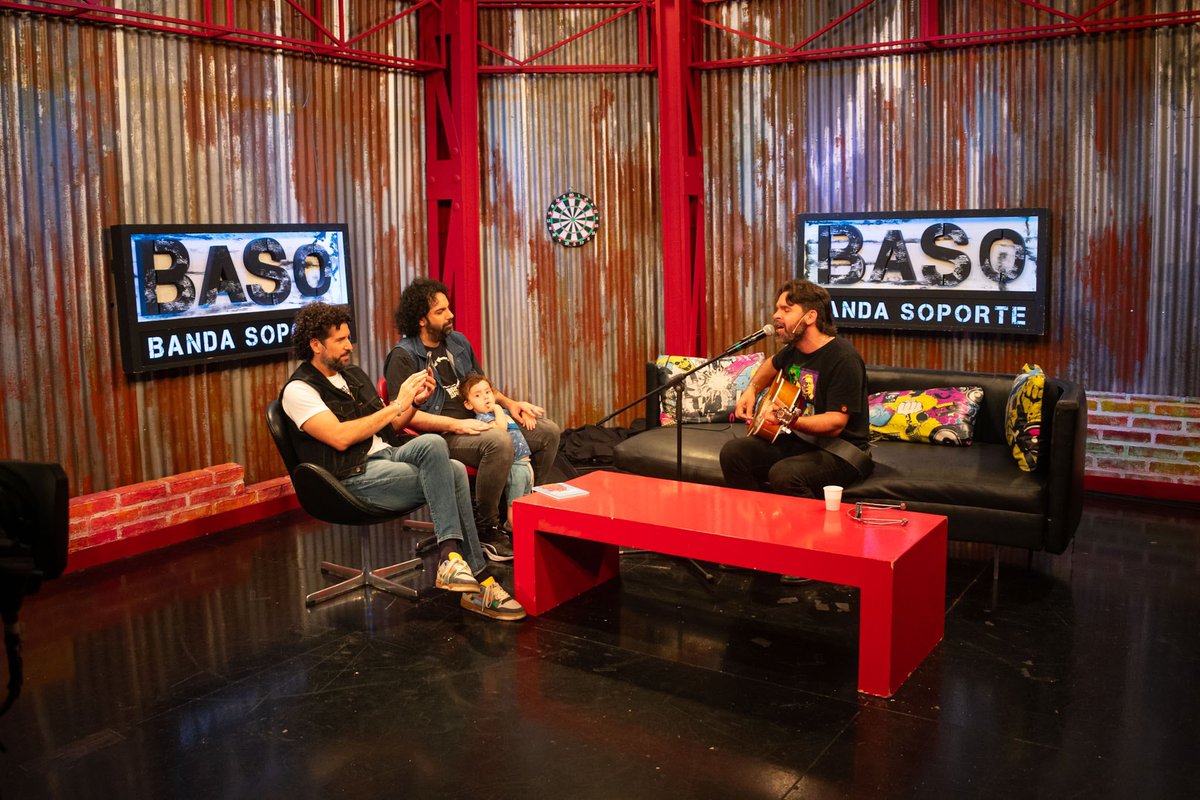 HOY estrenamos un gran capítulo de #BaSo con Nando Varela Pagliaro en nuestro living 🙌
Hermosa charla con la voz de <a href="/hijosdebabel/">Hijos de Babel</a> que tiene nuevo disco/libro solista y vino a regalarlos un par de temas acústicos de lo nuevo #altacomplejidad lunes 21hs. por <a href="/quieromusicatv/">QUIERO</a> 📺