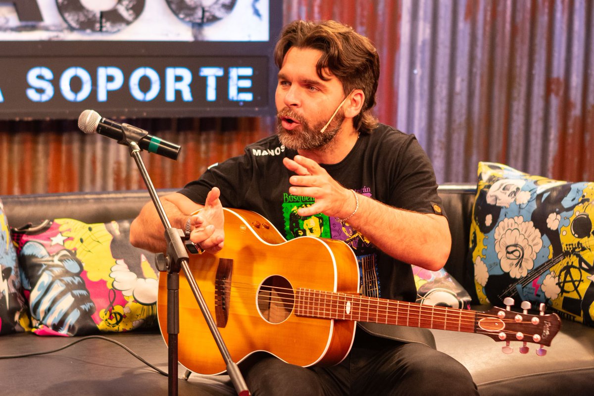 bandasoporte's tweet photo. HOY estrenamos un gran capítulo de #BaSo con Nando Varela Pagliaro en nuestro living 🙌
Hermosa charla con la voz de @hijosdebabel que tiene nuevo disco/libro solista y vino a regalarlos un par de temas acústicos de lo nuevo #altacomplejidad lunes 21hs. por @quieromusicatv 📺 https://t.co/7nhf5puOU4