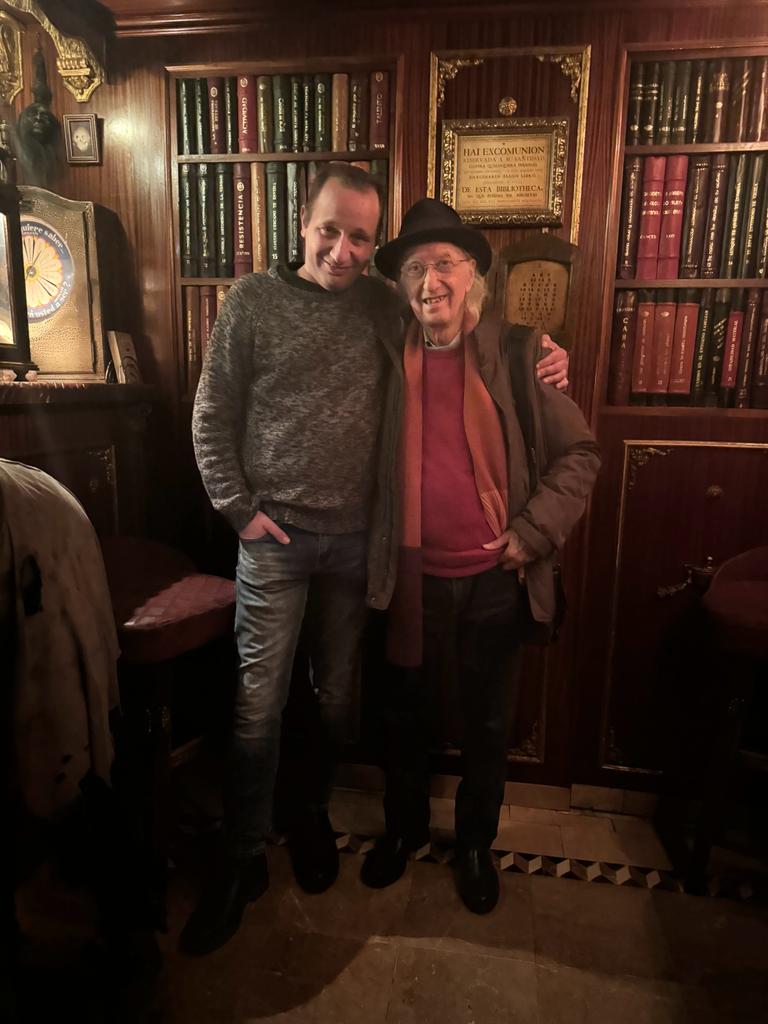 Un puto honor y privilegio que el Gran Maestro (y amigo) Juan Tamariz viniera a verme actuar a La Cripta Mágica. Recordamos los viejos y buenos tiempos. Gracias por todo, Maestro!!!