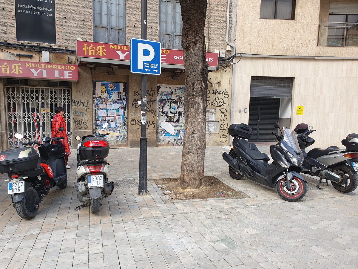 NucleoYa's tweet photo. @MurciaPolicia , puede ser que esta señal de tráfico (Plaza González Conde) ya no cumpla su mision, una vez acometidas las obras del #PDM ?
En mi opinión debería ser retirada para evitar el Parking de motos en la acera.
Gracias https://t.co/hKYFx2eQtA