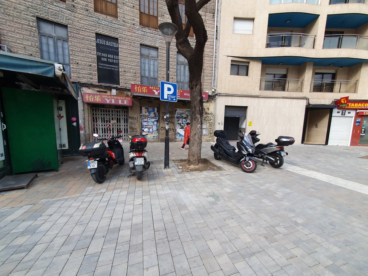 NucleoYa's tweet photo. @MurciaPolicia , puede ser que esta señal de tráfico (Plaza González Conde) ya no cumpla su mision, una vez acometidas las obras del #PDM ?
En mi opinión debería ser retirada para evitar el Parking de motos en la acera.
Gracias https://t.co/hKYFx2eQtA