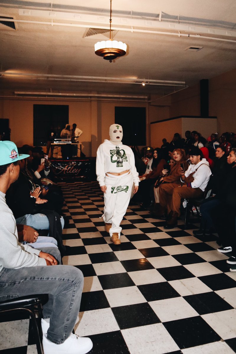 Edlinconamor's tweet photo. 4eva Grateful 🙏🏽who ever thought a Ghetto Chick like me would be Walking a Runway 🥹 God is Good ✨ https://t.co/v2oxA0Unyp