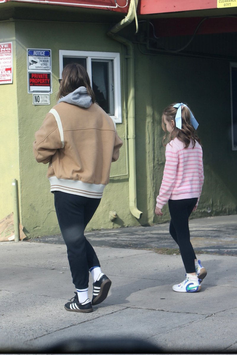 Olivia Wilde and Daisy enjoy a relaxing spa day in Studio City - January 15