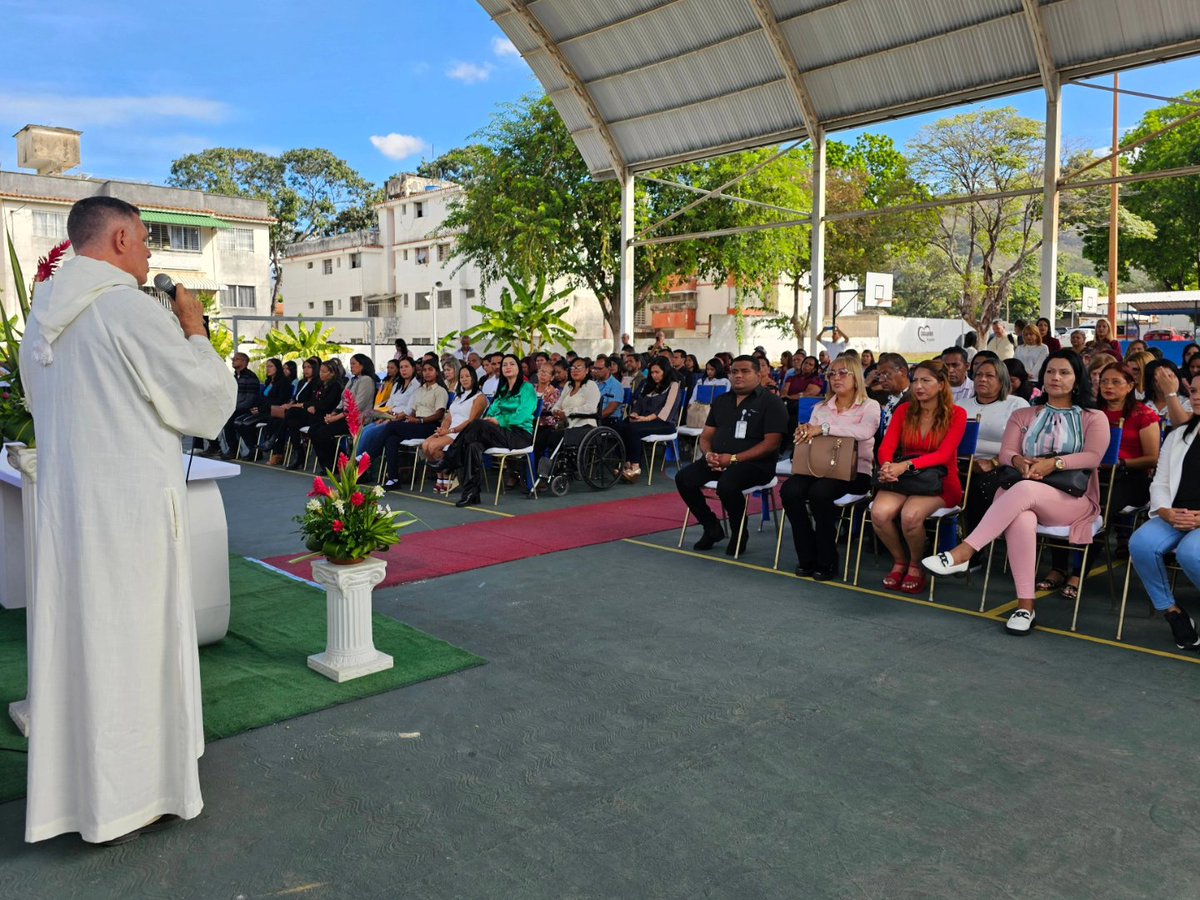 SedCarabobo10's tweet photo. #15Ene En el marco del Día del Maestro; La Unidad Educativa Estadal Lisandro Ramírez, ubicada en el Centro de Desarrollo de la Calidad Educativa San José de Valencia, fue el escenario propicio para homenajear aquellos hombres y mujeres, https://t.co/dxeOOZsacH