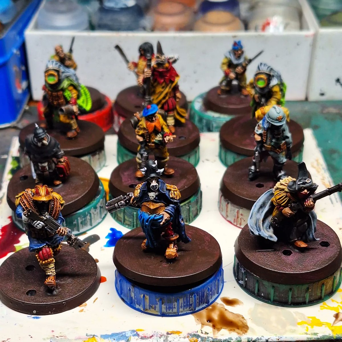 SJDKEY's tweet photo. #Hobbystreak Day 1116 @knucklebones_miniatures all ready for basing once the wizard and his pony are done then it's time for some @Aetherpunk28 #aetherpunk28 #tabletopminiatures #tabletopminions #paintingwarhammer #paintingcitadel #warhammer #warhammer40k #firstlegion # https://t.co/3i7DjANQ7E