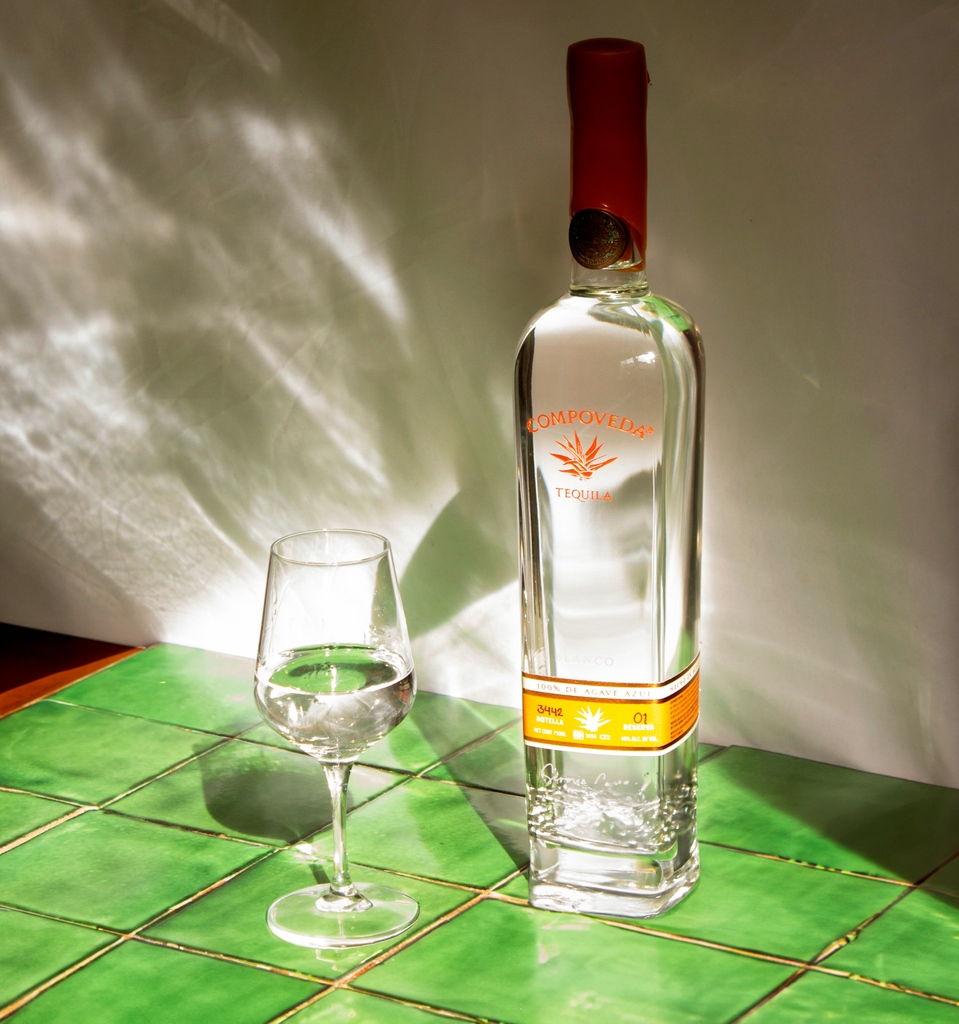 SipCompoveda's tweet image. Two rounds of copper distillation and oxygen infusion shape our Blanco, resulting in a smooth, flavorful, and medium-bodied Tequila experience.

#CompovedaBlanco #RewriteTheRulesofTequila #Tequilablanco