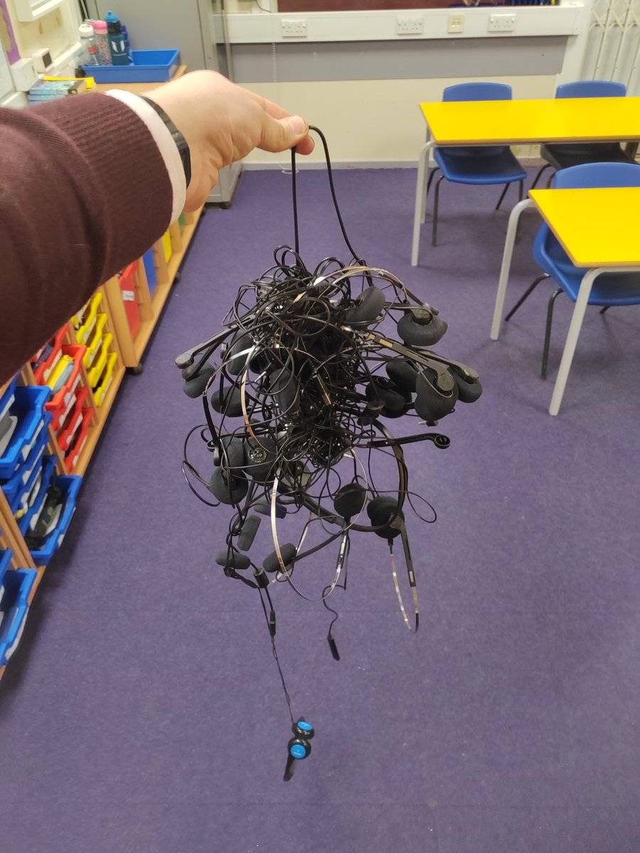 MrLMalkin's tweet photo. Can someone explain to me how headphones become this tangled?! #MenTeachPrimary #ScienceandTechnology https://t.co/fJyRJUp2Zg