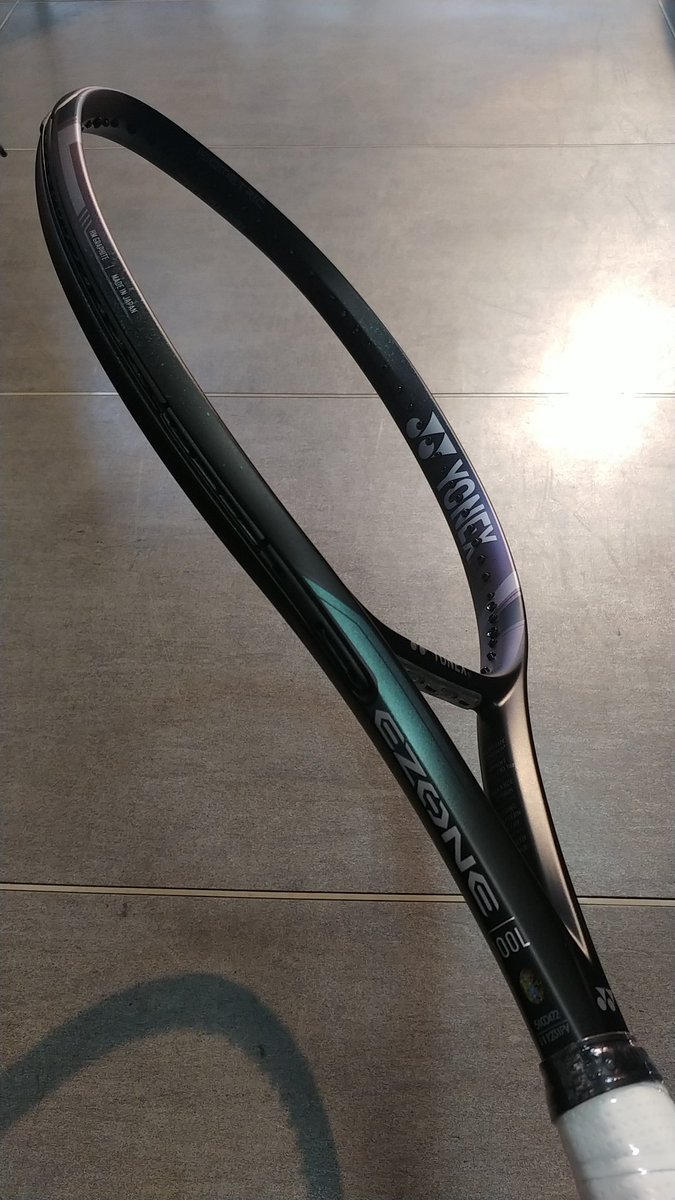 ts_rally's tweet photo. ヨネックスから、ボールスピードと柔らかい打球感を実現した「EZONE」の新色が発売になりました！
アクアナイトブラック🎾めちゃくちゃかっこいいです✨ https://t.co/4rpc4y0SGZ