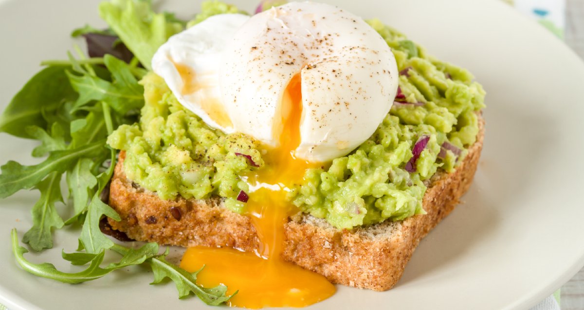WebMD's tweet photo. Eggs aren't just protein-packed -- they're nutrient-dense! One egg has selenium, phosphorus, choline, vitamin B12, AND multiple antioxidants! 🥚 https://t.co/cNcYfC6b3K https://t.co/gPLjuHU1Dp