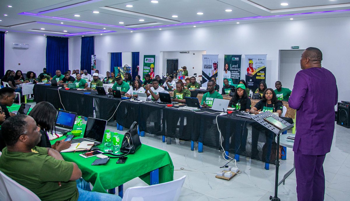 capcitydev's tweet image. Empowering visions, strategic insights, and team synergy – Capturing the essence of our successful management retreat. 

#TeamBuilding #StrategicLeadership #ccdl #insight #empoweringpeople