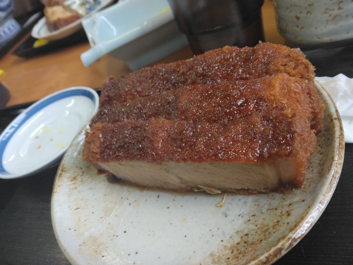 NativeSendai's tweet photo. 青葉区落合の「むらい」でソースロースかつ丼1880円。聞いたら肉だけで500～600gあるそうです。お客さんは皆驚いて写真撮ります。私は3切れ持ち帰ります。 https://t.co/yCi8nHWgXd