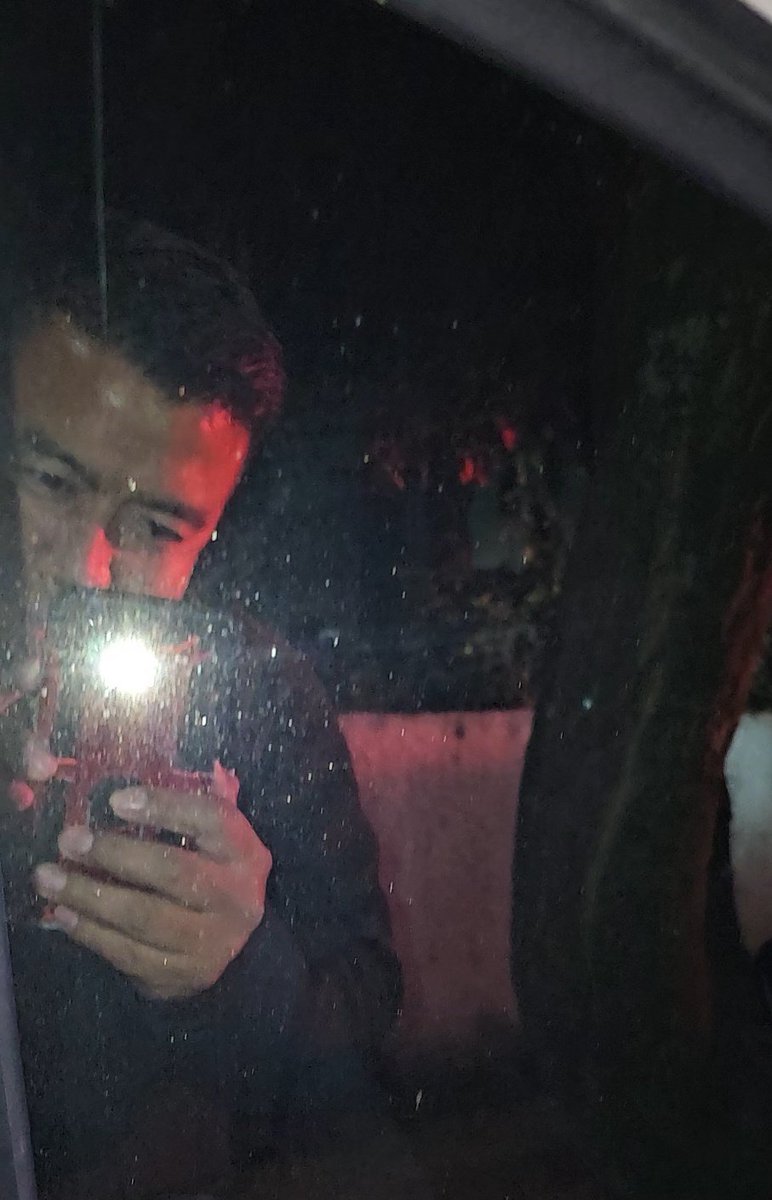 Valemeyer's tweet photo. @SoyNaucalpan Esos mismos me acosaron hace unos dias, ambos grabando con flash encendido por ambos lados, intentando abrir la camioneta por puertas y cajuela (supongo que traían algún alambre), pateando las llantas, gritandonos que nos bajaramos, leyendo mis notificaciones del reloj, etc. https://t.co/QHMwcbEgSu