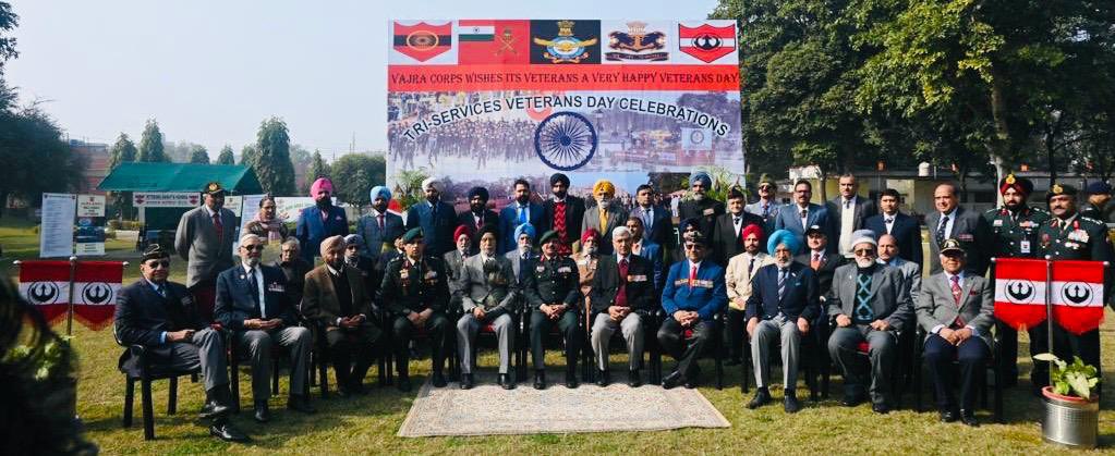 pro_defence's tweet photo. #VajraCorps #DefendersofPunjab On the occasion of #76thArmyDay and #8thTriServicesVeteransDay #GeneralOfficerCommanding, laid wreath at Vajra Shaurya Stal and paid rich tributes to the Bravehearts.
#ArmyCares
@adgpi @SpokespersonMoD
@prodefencechan1 @DefenceMinIndia @PIB_India https://t.co/Yets1Alua6