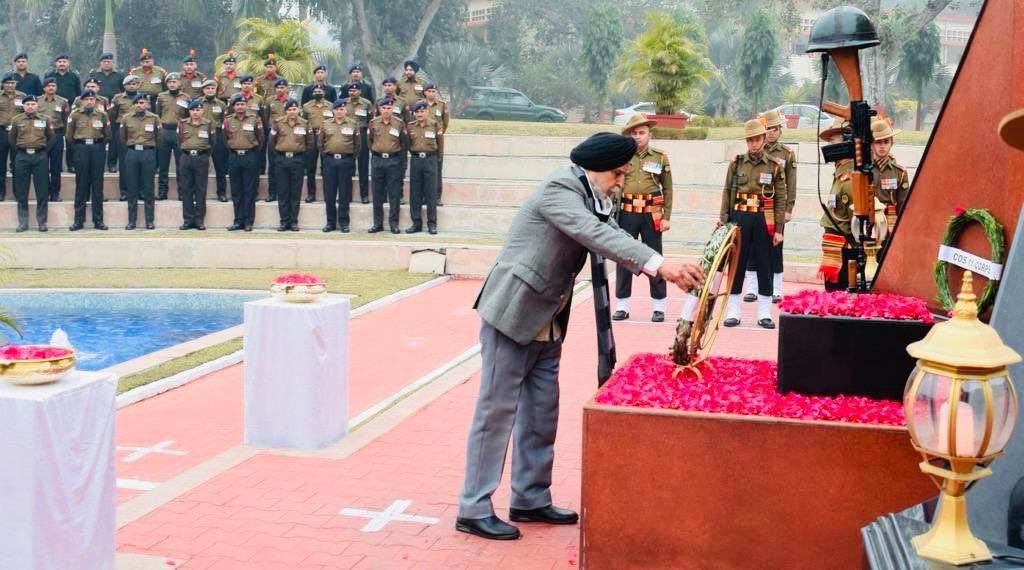 pro_defence's tweet photo. #VajraCorps #DefendersofPunjab On the occasion of #76thArmyDay and #8thTriServicesVeteransDay #GeneralOfficerCommanding, laid wreath at Vajra Shaurya Stal and paid rich tributes to the Bravehearts.
#ArmyCares
@adgpi @SpokespersonMoD
@prodefencechan1 @DefenceMinIndia @PIB_India https://t.co/Yets1Alua6