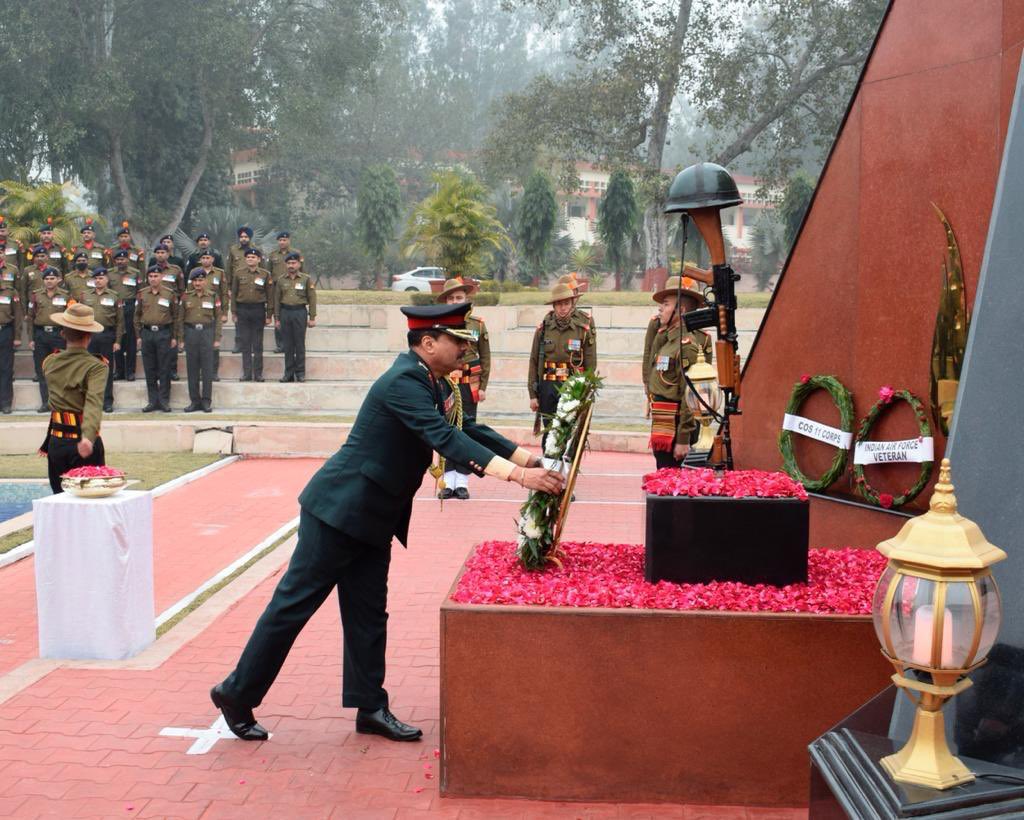 pro_defence's tweet photo. #VajraCorps #DefendersofPunjab On the occasion of #76thArmyDay and #8thTriServicesVeteransDay #GeneralOfficerCommanding, laid wreath at Vajra Shaurya Stal and paid rich tributes to the Bravehearts.
#ArmyCares
@adgpi @SpokespersonMoD
@prodefencechan1 @DefenceMinIndia @PIB_India https://t.co/Yets1Alua6