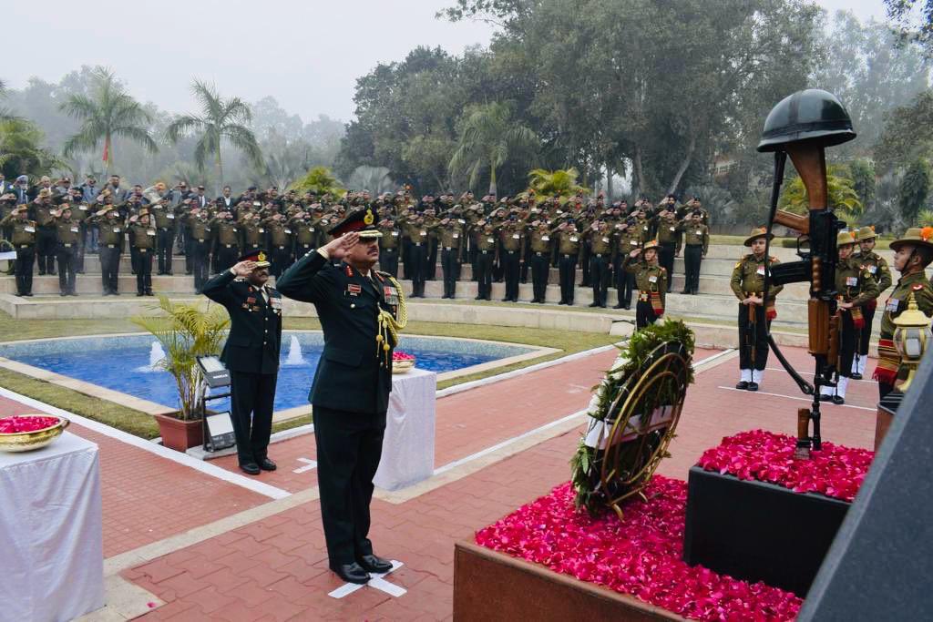 pro_defence's tweet photo. #VajraCorps #DefendersofPunjab On the occasion of #76thArmyDay and #8thTriServicesVeteransDay #GeneralOfficerCommanding, laid wreath at Vajra Shaurya Stal and paid rich tributes to the Bravehearts.
#ArmyCares
@adgpi @SpokespersonMoD
@prodefencechan1 @DefenceMinIndia @PIB_India https://t.co/Yets1Alua6