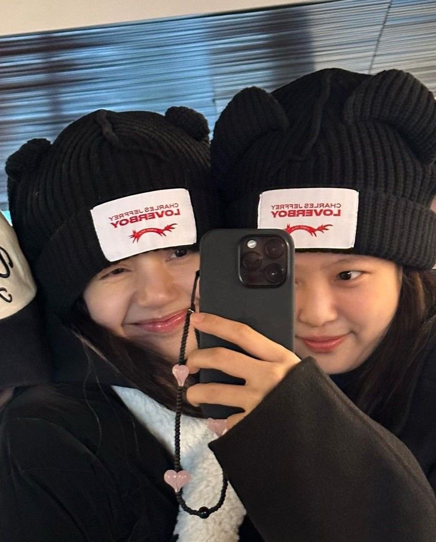 spiderjsoo's tweet photo. “Nada en el mundo puede hacerme sentir como lo haces tú, las cosas que haces” — You&amp;me, Jennie https://t.co/kzL42vghrk
