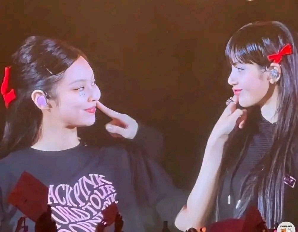 spiderjsoo's tweet photo. “Nada en el mundo puede hacerme sentir como lo haces tú, las cosas que haces” — You&amp;me, Jennie https://t.co/kzL42vghrk