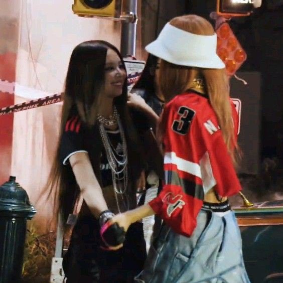 spiderjsoo's tweet photo. “Nada en el mundo puede hacerme sentir como lo haces tú, las cosas que haces” — You&amp;me, Jennie https://t.co/kzL42vghrk