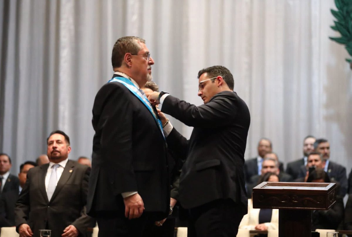 samuel_pz's tweet photo. Fracasó el golpismo y triunfó el pueblo.

El Presidente Bernárdo Arévalo y la Vicepresidenta Karin Herrera han sido juramentados.

Hoy marcamos el final de una época oscura en Guatemala y empieza la reconstrucción del país, en unidad y con determinación 🇬🇹 https://t.co/Vj1QPFXW1y