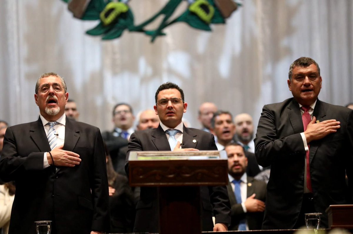 samuel_pz's tweet photo. Fracasó el golpismo y triunfó el pueblo.

El Presidente Bernárdo Arévalo y la Vicepresidenta Karin Herrera han sido juramentados.

Hoy marcamos el final de una época oscura en Guatemala y empieza la reconstrucción del país, en unidad y con determinación 🇬🇹 https://t.co/Vj1QPFXW1y
