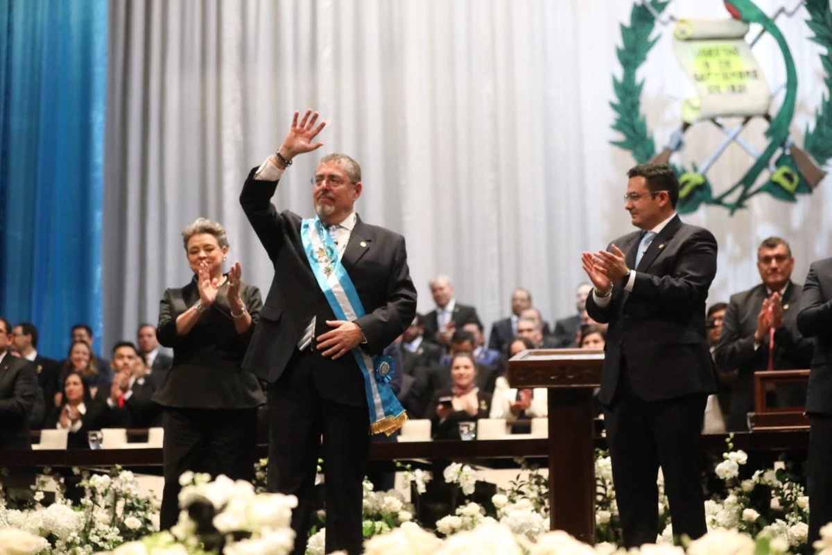samuel_pz's tweet photo. Fracasó el golpismo y triunfó el pueblo.

El Presidente Bernárdo Arévalo y la Vicepresidenta Karin Herrera han sido juramentados.

Hoy marcamos el final de una época oscura en Guatemala y empieza la reconstrucción del país, en unidad y con determinación 🇬🇹 https://t.co/Vj1QPFXW1y