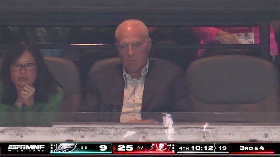 JeffSkversky's tweet photo. The look from Eagles owner Jeffrey Lurie says it all https://t.co/wTEjNQt7ky