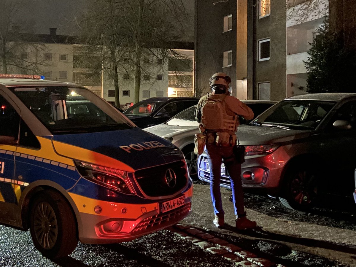 phpohl's tweet photo. Am späten #Abend bedrohte eine 47 jährige Frau, Kräfte der @polizei_nrw_do mit einem #Messer und verschloss sich daraufhin in ihrer #Wohnung. Nach mehreren Stunden konnte die #Bedrohungslage dann am frühen Morgen durch einen #Zugriff des #SEK beendet werden. 1/2
#Polizei #NRW https://t.co/roeB5o6f4z