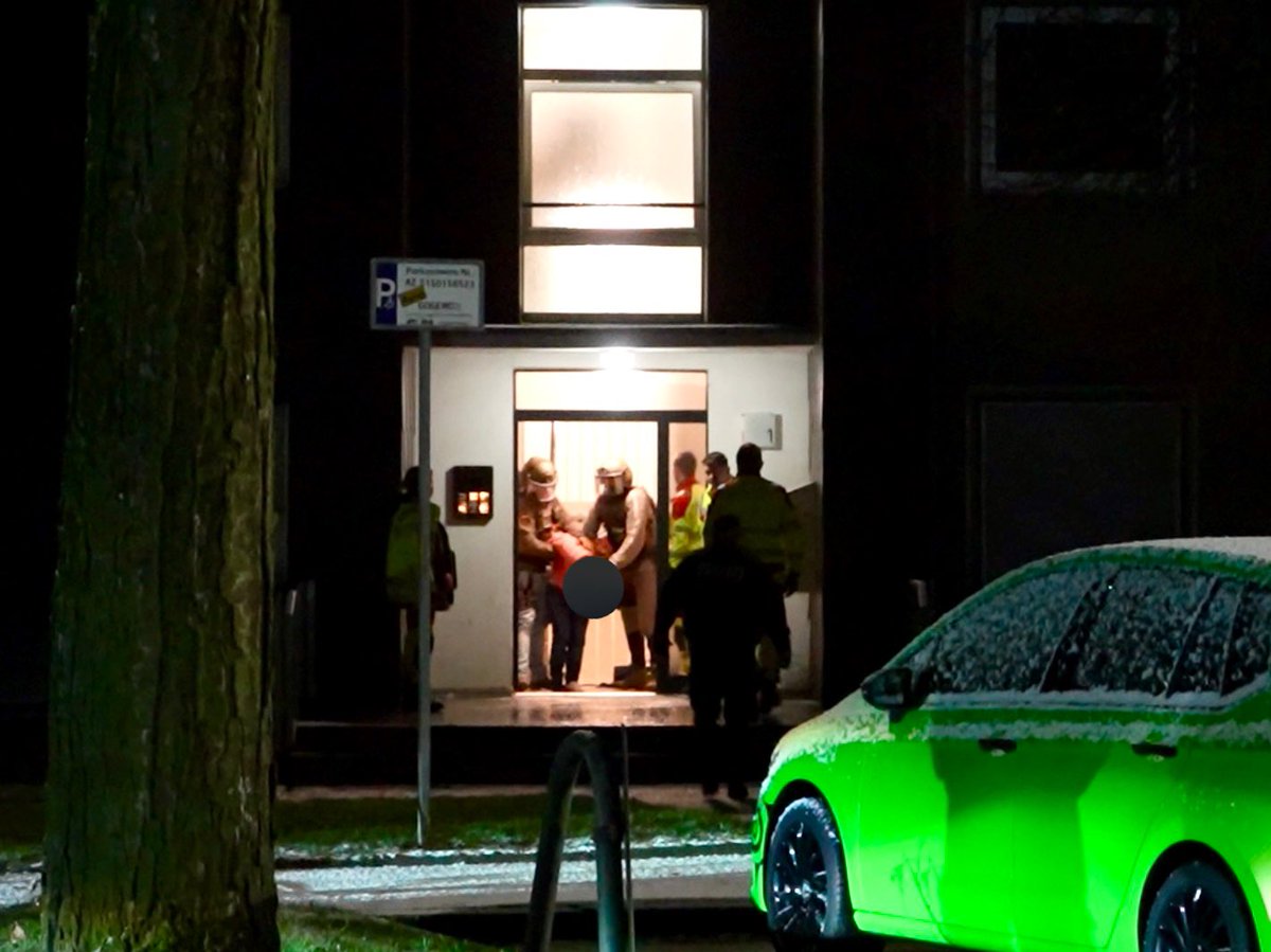 phpohl's tweet photo. Am späten #Abend bedrohte eine 47 jährige Frau, Kräfte der @polizei_nrw_do mit einem #Messer und verschloss sich daraufhin in ihrer #Wohnung. Nach mehreren Stunden konnte die #Bedrohungslage dann am frühen Morgen durch einen #Zugriff des #SEK beendet werden. 1/2
#Polizei #NRW https://t.co/roeB5o6f4z