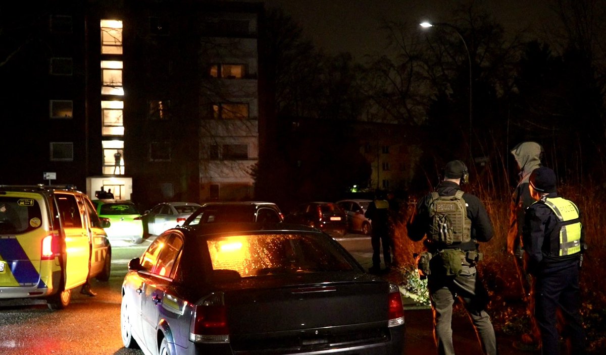 phpohl's tweet photo. Am späten #Abend bedrohte eine 47 jährige Frau, Kräfte der @polizei_nrw_do mit einem #Messer und verschloss sich daraufhin in ihrer #Wohnung. Nach mehreren Stunden konnte die #Bedrohungslage dann am frühen Morgen durch einen #Zugriff des #SEK beendet werden. 1/2
#Polizei #NRW https://t.co/roeB5o6f4z