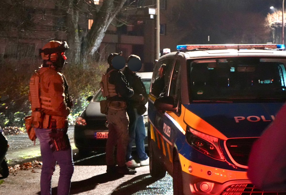 phpohl's tweet photo. Am späten #Abend bedrohte eine 47 jährige Frau, Kräfte der @polizei_nrw_do mit einem #Messer und verschloss sich daraufhin in ihrer #Wohnung. Nach mehreren Stunden konnte die #Bedrohungslage dann am frühen Morgen durch einen #Zugriff des #SEK beendet werden. 1/2
#Polizei #NRW https://t.co/roeB5o6f4z