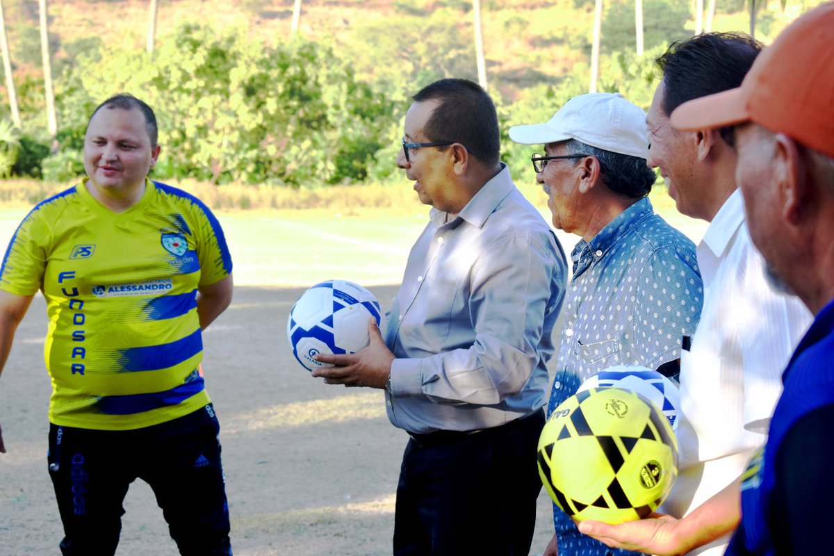 CD_ESA's tweet photo. Este día nuestro Candidato a Alcalde del municipio de San Vicente Sur Lic. Rafael Merino, acompañado del Lic. Julio Bonilla candidato a Sindico Municipal y Aureliano Serrano, candidato a Diputado entregaron implementos deportivos a la Escuela de Fútbol FUNDESAR. https://t.co/Fz2ZMm5gVo