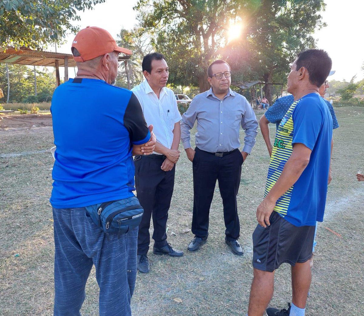 Este día nuestro Candidato a Alcalde del municipio de San Vicente Sur Lic. Rafael Merino, acompañado del Lic. Julio Bonilla candidato a Sindico Municipal y Aureliano Serrano, candidato a Diputado entregaron implementos deportivos a la Escuela de Fútbol FUNDESAR.