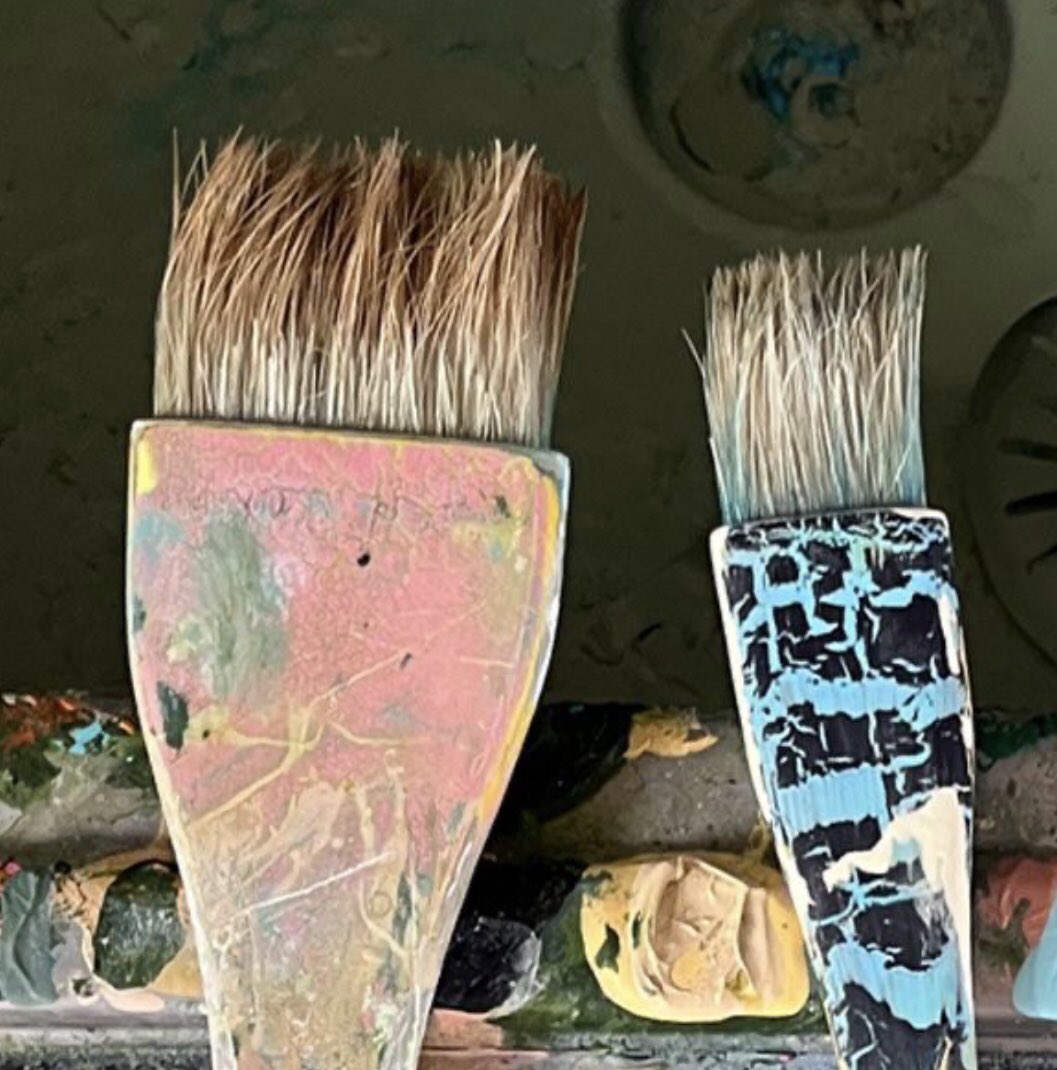 ArtMaterialsAus's tweet image. 🖌️Ever wondered what magic paints our vibrant world? It&apos;s the simple tools we hold in our hands. Our signature paintbrushes, a 1&quot; and 2&quot; Pro Hart Swagger in Hog bristle, are the true heroes. #artmaterialsaustralia #fromoneartisttoanother #prohartswagger