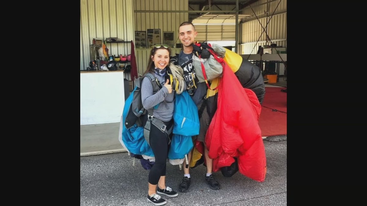 MrDBake's tweet photo. A mother is in agony after her son, 28-year-old Chayton Wiescholek from Michigan, was killed in a hot air balloon crash in Eloy.
https://t.co/6Ab1G6BBg8 https://t.co/gv0tndi7Fc