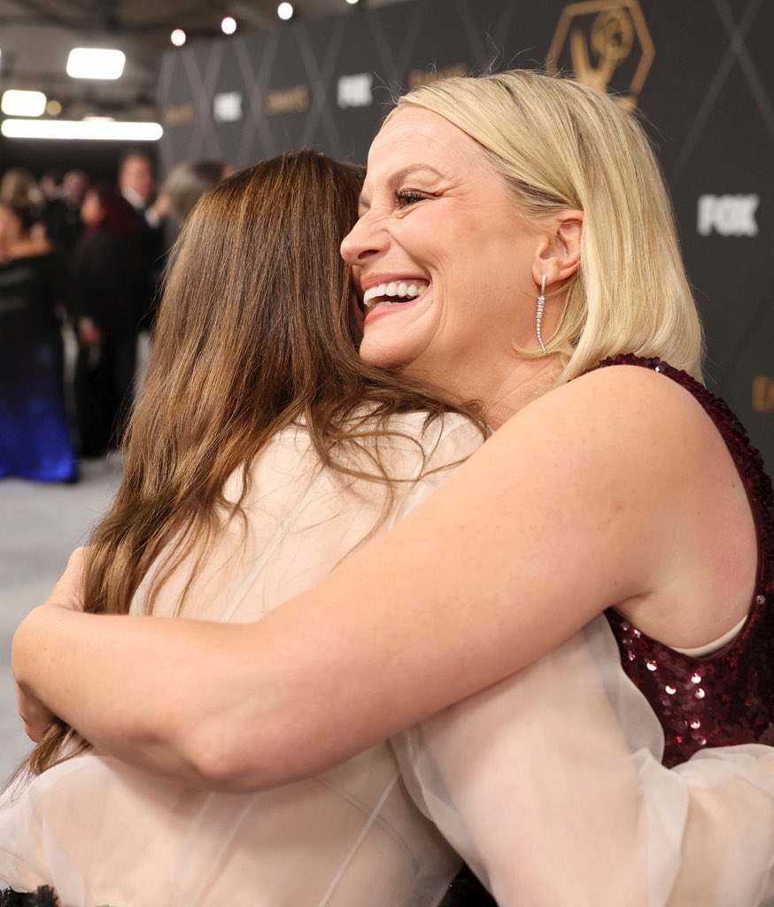 amypoehlerorg's tweet photo. 📸 | Amy Poehler and Kathryn Hahn at the #Emmys https://t.co/qghlVKSKDz