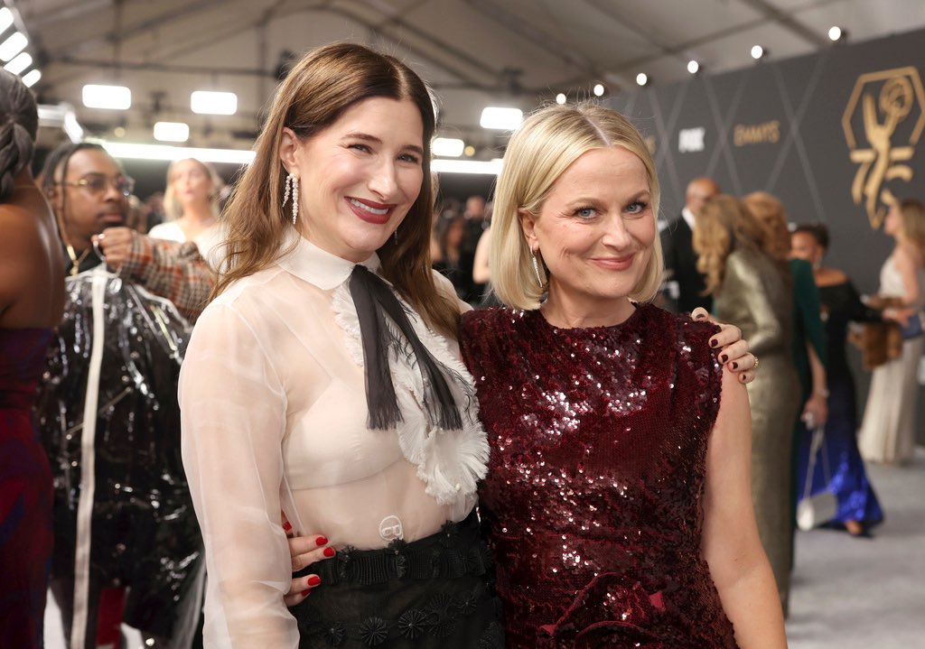 amypoehlerorg's tweet photo. 📸 | Amy Poehler and Kathryn Hahn at the #Emmys https://t.co/qghlVKSKDz