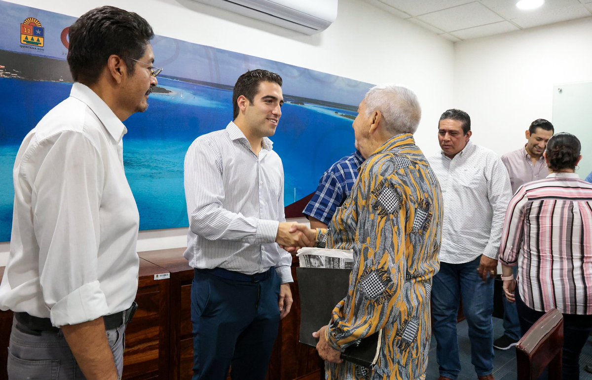 GinoSeguraV's tweet photo. En la reciente reunión con el Comité Cívico Prodefensa, abordamos la situación de la zona limítrofe y destacamos el paquete económico 2024: 1,327 millones de pesos para la Secretaría del Bienestar, 1,490 millones para el Sistema DIF, 487 millones para la Agencia de Seguridad Alimentaria, y 192 millones para el Instituto de Economía Social y Solidaria. Estas inversiones estratégicas, impulsadas por la Gobernadora Mara Lezama, refuerzan nuestro compromiso con el desarrollo y el bienestar en las áreas más necesitadas de Quintana Roo.