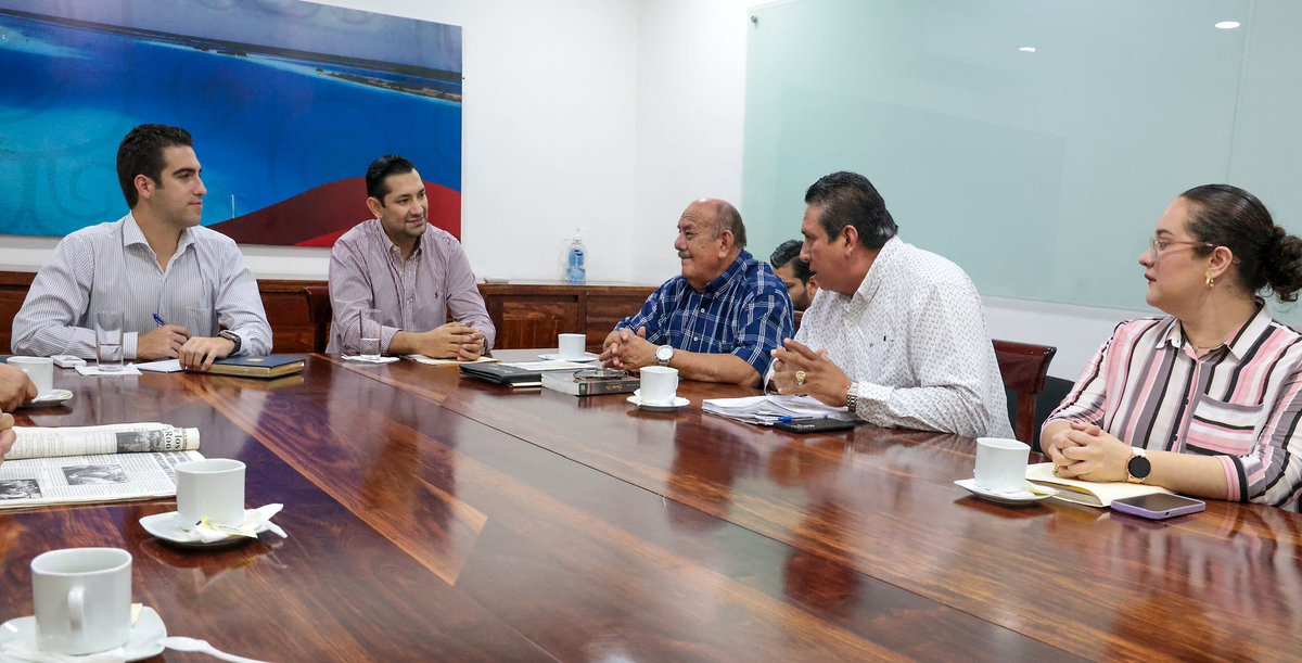 GinoSeguraV's tweet photo. En la reciente reunión con el Comité Cívico Prodefensa, abordamos la situación de la zona limítrofe y destacamos el paquete económico 2024: 1,327 millones de pesos para la Secretaría del Bienestar, 1,490 millones para el Sistema DIF, 487 millones para la Agencia de Seguridad Alimentaria, y 192 millones para el Instituto de Economía Social y Solidaria. Estas inversiones estratégicas, impulsadas por la Gobernadora Mara Lezama, refuerzan nuestro compromiso con el desarrollo y el bienestar en las áreas más necesitadas de Quintana Roo.
