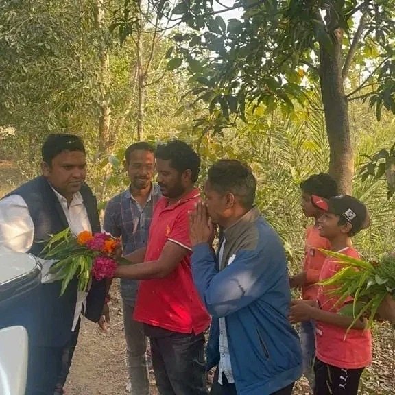 arjun4athmallik's tweet photo. କିଶୋର ନଗର ବ୍ଲକ ଅନ୍ତର୍ଗତ ଜଏରାଟ ଖେଳ ପଡିଆ ଠାରେ  କ୍ରିକେଟ ଫାଇନାଲ୍ ମ୍ୟାଚ ରେ ମୁଖ୍ୟ ଅତିଥି ଭାବେ ଯୁବ ସମାଜ ସେବୀ ଅର୍ଜୁନ ଭାଇ ସମ୍ମାନିତ ଅତିଥି ଜଏରାଟ ଗ୍ରାମ ପଞ୍ଚାୟତ ସରପଞ୍ଚ ବିଜୟ କୁମାର ରଥ ଙ୍କ ସହିତ ଅନ୍ୟାନ୍ୟ ଅତିଥି ବୃନ୍ଦ ଯୋଗଦେଇଥିଲେ। ଯୁବ ସମାଜ ସେବୀ ଅର୍ଜୁନ ଭାଇ ଯୋଗ ଦେଇ ଖେଳାଳୀ ମାନଙ୍କୁ ଉତ୍ସାହିତ କରିଥିଲେ । https://t.co/5yCIoTmF22