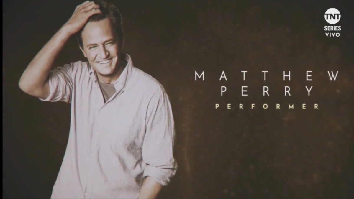 Doctorviajante's tweet photo. Matthew Perry, o astro que ficou mais conhecido pelo seu papel de destaque em friends, foi homenageado no Emmy. 

Minha Opinião: Fico muito orgulhoso de ver um grande astro como esse, que alegrou a vida de tantas pessoas, sendo lembrada por aqueles que o amam.😭😭😭 https://t.co/A5ASlFb4JU