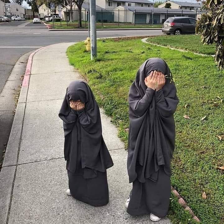 Noirl200's tweet photo. أختي الغالية ...
 تزيني بكل شيء إلا -العباية-
العباية شُـرعت للستر لا لإبراز الزينه .
صفاتها : واسعة خالية من الزينة ، غير ملفتة للأنظار
لا تتنازلي عن مبادئك و إن كنت وحدك تفعليها !دعيك منهم فسوف تُحاسبين وحدك 
"وكلّهم آتيه يوم القيامة فردا"  فاستقم  (كما أُمرت) لا (كما رغبت) https://t.co/AeQgTxAhRM