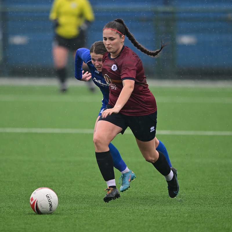 AdranLeagues's tweet photo. 💬 “I wanted to go to uni and venture out and go to a city that was not too big or too small, and Cardiff ticked all the boxes. I love it in Wales.”

Defender Tiggy Webb is thriving as she balances football and her studies at @CardiffMetWFC 🏹

#GeneroAdranPremier