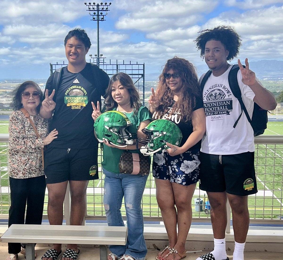 So happy to be here at the Polynesian Bowl to spend time with @JustinTauanuu and his beautiful family!! #FightOn ✌🏽🌴🏈 @MakaiSaina @Coach_Henson @LincolnRiley @AnnieHanson_